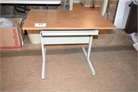 NICE COMPUTER TABLE W/ PULL OUT TRAY