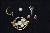 Lot: two 14kt gold rings and dogwood flower pin, 4