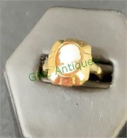 Jewelry - marked 10k ladies gold ring with a