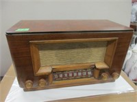 VINTAGE R.C.A. VICTOR WOODEN CASE RADIO