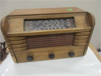 VINTAGE RCA VICTOR WOOD CASE RADIO