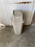 Rubbermaid Waste Basket with Lid