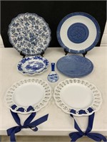 Blue and white decorative plates; spoon trivet