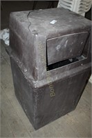 HEAVY DUTY PLASTIC GARBAGE CAN WITH CRACKED TOP