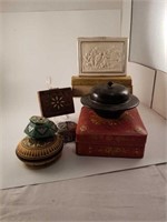 Wide assortment of trinket boxes.