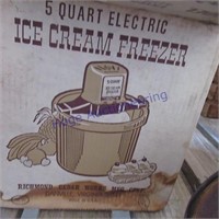 5 QUART ELECT ICE CREAM FEEZER IN BOX
