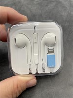 Apple iPhone wired earbuds - new