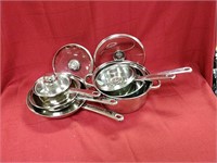 Set of pans with lids