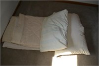 Quilted Bread Spread w/ 2 Pillows