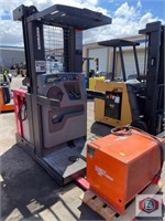 Forklift Standup Raymond w/battery and charger