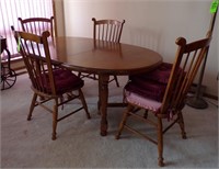 TELL CITY MAPLE DINING TABLE W/3 LEAVES & 4 CHAIRS