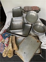 Bakeware Lot & Pot Holders