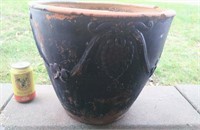 Grand pot à fleurs en terre cuite avec quelques