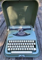 Cole Steel Manual Typewriter & Case