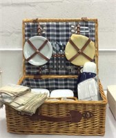 NEW Outfitted Picnic Hamper K15B