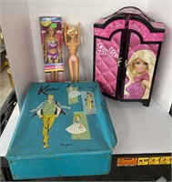 Barbie lot 
Dolls
Closet and case