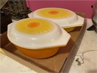 2 70s Vintage Pyrex orange/yellow covered dishes