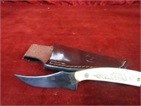 Schrade sc205 scrimshaw knife. Bear/hound.