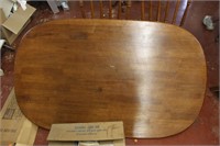 Dinning table with 2 chairs, top is in great cond