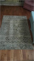 Small floor rug 
(Approx 5.5' x 3.5')