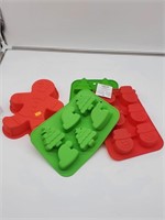 4 SILICONE CAKE MOLDS