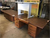 (3) desks