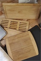 Contents bakeware & cutting boards in cabinet
