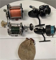 Lot of 4 fishing reels and advertising bag