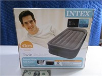 New INTEX TwinSize Inflate Bed w/ BuiltIn Pump
