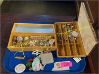 Tray of assorted jewelry, misc
