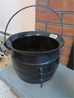 cast iron pot w/legs & handle