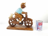 Statuette en bois de Tintin sur vélo