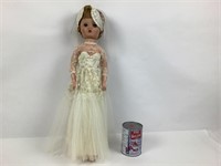 Poupée de mariée en porcelaine