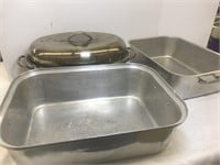 Set of three roasting pans. Oval pan has a lid.