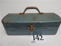 VINTAGE METAL TOOLBOX WITH REMOVABLE TRAY