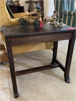 SMALL WOOD ACCENT TABLE