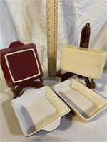 2 MAROON PORCELAIN SQUARE DISHES/2 YELLOW DISHES