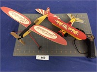 2 model airplanes (1 with remote control)