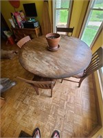 Round Antique Dining Table w/4 chairs