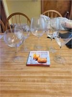 Set 5 Cocktail Glasses and 1 Drink Book