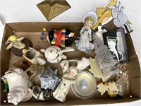 Flat of miscellaneous collectibles