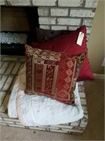 QUILTED BLANKET & 3 DECORATOR PILLOWS