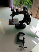 CHILDS SINGER SEWING MACHINE W/ CLAMP