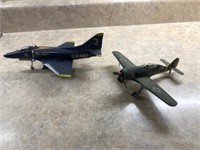Lot of 2 model airplanes