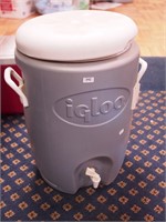 Round Igloo insulated cooler with spigot and cup