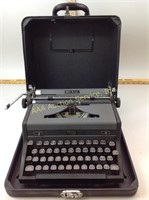 1949 Royal Quiet DeLuxe Manual Portable Typewriter