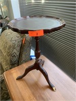 SMALL DUNCAN PHYFE ACCENT TABLE W RUBBED LEG