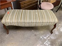 PRETTY UPHOLSTERED DRESSING BENCH