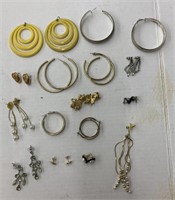 Lot of assorted earrings. 15 pairs of costume