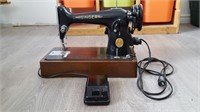 Est late 1940's Singer Sewing Machine -see details